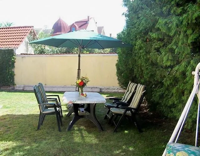Akacia - Free Inside Parking, 2 Bedrooms, Garden, Next To Centre Budapesta