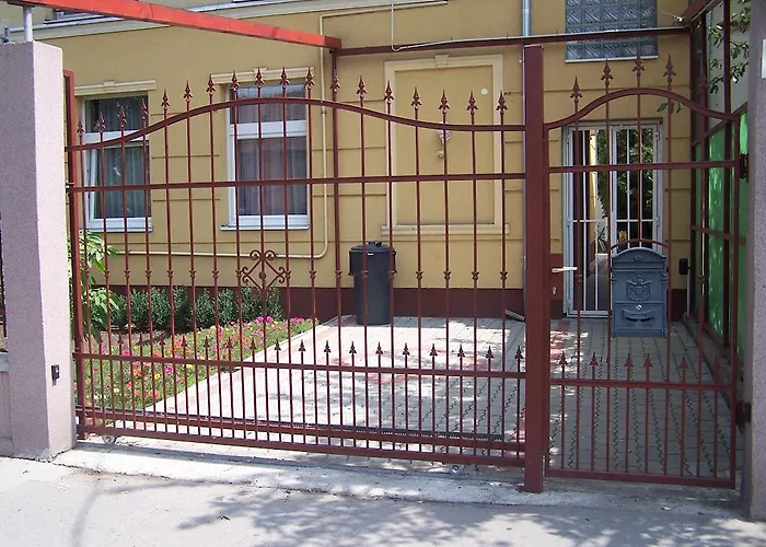 Апартаменты Akacia - Free Inside Parking, 2 Bedrooms, Garden, Next To Centre *